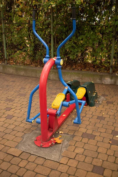 Activități Colorate Ale Terenului Joacă Pentru Copii Parcul Public Înconjurat — Fotografie, imagine de stoc