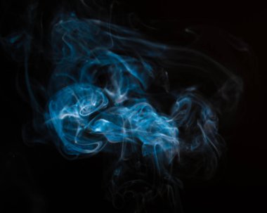 Siyah arkaplanda dumanı kapat. Duman altı imajı. Duman bulutu. Sis bulutları, dumanlı sis ve gerçekçi bulut etkisi. Yoğunlaşma duman efektleri, kül dumanı dokusu veya zehirli gaz.