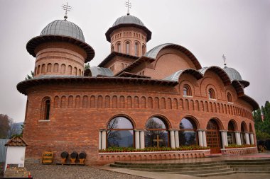 Romanya 'nın Curtea de Arges kentinde güneşli bir sonbahar gününde, Romen krallarının gömüldüğü güzel kilise şapeli
