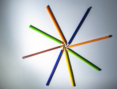 Kalemlerin farklı renkleri, spiral desenli. Renkli boya kalemleri anlamlı bir şekilde sıralanmış..