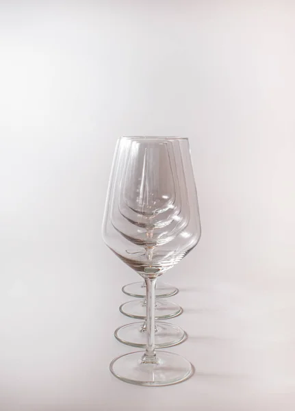 Bicchieri Vino Trasparenti Disposti Linea Retta Uno Dietro Altro — Foto Stock
