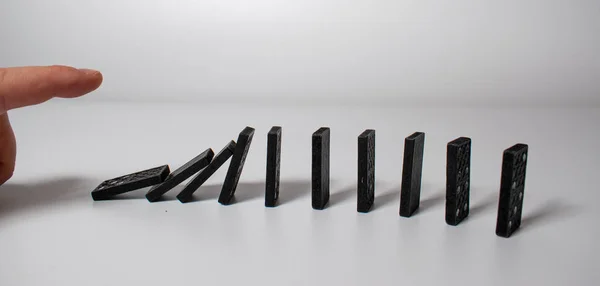 Piese Negre Domino Puncte Albe Aranjate Curbă Fiind Împinse Jos — Fotografie, imagine de stoc
