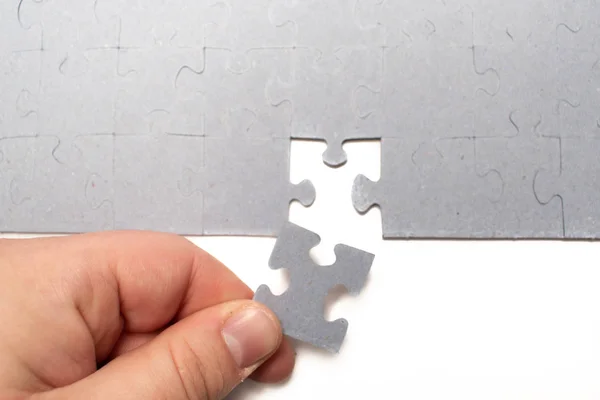 Mâna Umană Plasează Piesă Puzzle Încercând Rezolve Puzzle Fundal — Fotografie, imagine de stoc