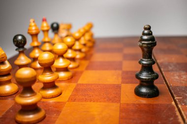 Satrancın siyah kralı, tüm beyaz taşların önünde duruyor.