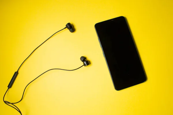 Mobiele Telefoon Met Zwarte Headset Een Kleurrijke Achtergrond Technologie Ons — Stockfoto