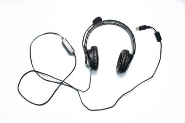 Kulaklıklar arka planda. Deri yüzme, yukarıdan görülen bir çift kulaklık. 