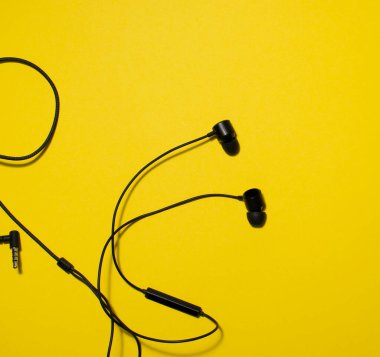 Kulaklıklar arka planda. Deri yüzme, yukarıdan görülen bir çift kulaklık. 