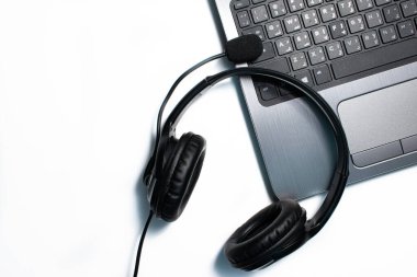 Tam bir iş yeriydi. Aksesuarlı bir dizüstü bilgisayarın üst görüntüsü. Arkaplanda çalışma alanı