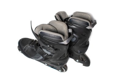 Siyah paten çifti. Beyaz arka planda koşuya çıkan erkekler için patenler