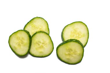 Beyaz arka planda salatalık dilimi. Salatalık bütün ve kesilmiş, yemek için hazırlanıyor..