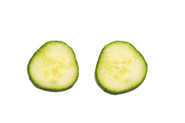 Beyaz arka planda salatalık dilimi. Salatalık bütün ve kesilmiş, yemek için hazırlanıyor..