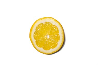 Beyaz arka planda limonlar. Limon parçaları ve küçük gölgeli limonlar. Beyaz üzerine sarı limon grupları