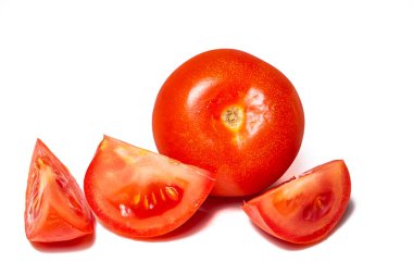 Beyaz arka planda domatesler. Kırmızı domates dilimleri yemek için hazırlanıyor. Metin için boşluk