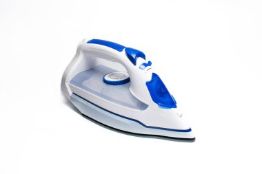 Ütü yapmak için kullanılan demir. Beyaz arka planda giysileri düzenlemek için ev aygıtı.