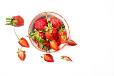 Beyaz arka planda yaprakları olan çilekler. Taze kırmızı olgun meyveler yenmeyi bekliyor..