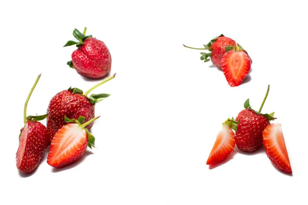 Fresas Con Hojas Aisladas Sobre Fondo Blanco Bayas Frescas Rojas — Foto de Stock