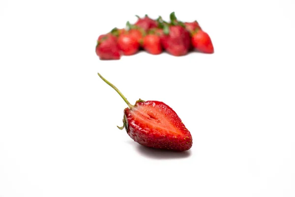 Fragole Con Foglie Isolate Fondo Bianco Bacca Matura Rossa Fresca — Foto Stock