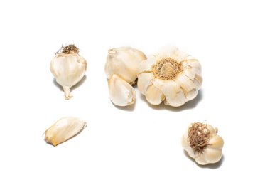 Beyaz arka planda tam sarımsak. Taze sarımsak soyulmayı ve yiyeceklerde kullanılmayı bekliyor.