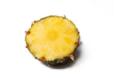 Beyaz arka planda taze ananas. Dilimlenmiş egzotik meyve yenmeyi bekliyor..