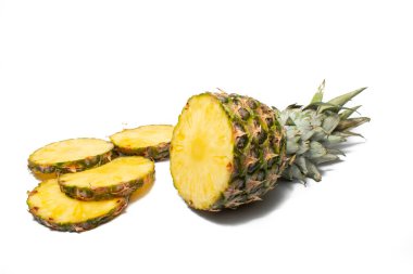 Beyaz arka planda taze ananas. Dilimlenmiş egzotik meyve yenmeyi bekliyor..