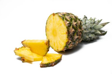 Beyaz arka planda taze ananas. Dilimlenmiş egzotik meyve yenmeyi bekliyor..
