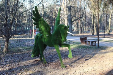 Moskova / Rusya - 11-22-19: Arshinovsky parkında Pegasus çiçeği heykeli