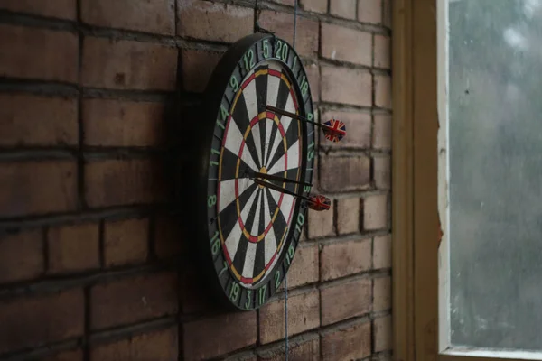 Balkon. Tuğla duvardaki oklar.