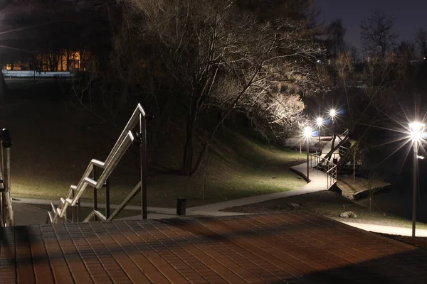 - Rusya. Moskova. Tsaritsyno bölgesi. Geceleyin Arshinovsky Parkı.