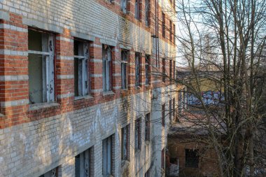 Moskova bölgesindeki bir köyde terk edilmiş bir bina.