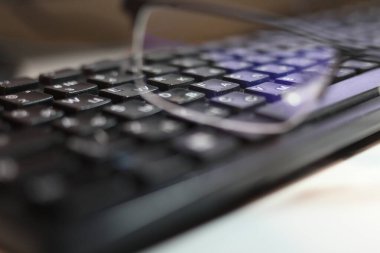 Klavyede duran bardaklar