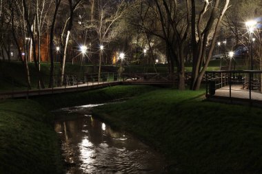 - Rusya. Moskova. Tsaritsyno bölgesi. Geceleyin Arshinovsky Parkı.