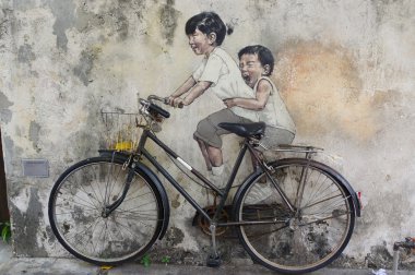 George Town, Penang, Malezya - 18 Nisan 2016: Bisiklet street art duvar resmi Litvanyalı sanatçı Ernest Zacharevic Georgetown'daki küçük çocuklar.