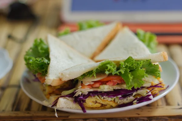 R の木製のテーブルの上に野菜の三角サンドイッチとチップス — ストック写真