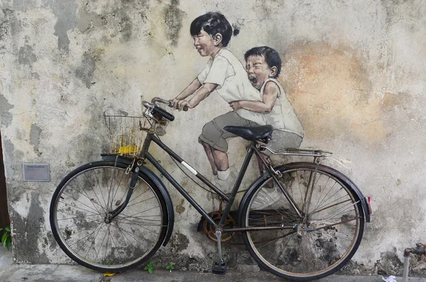 リトアニア アーティスト ジョージタウンのアーネスト ・ ロバートによる自転車ストリート アート壁画のジョージタウン, ペナン, マレーシア - 2016 年 4 月 18 日: 小さな子供たち. ストック画像