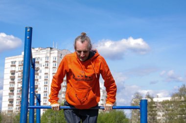 Yatay çubuktaki adam