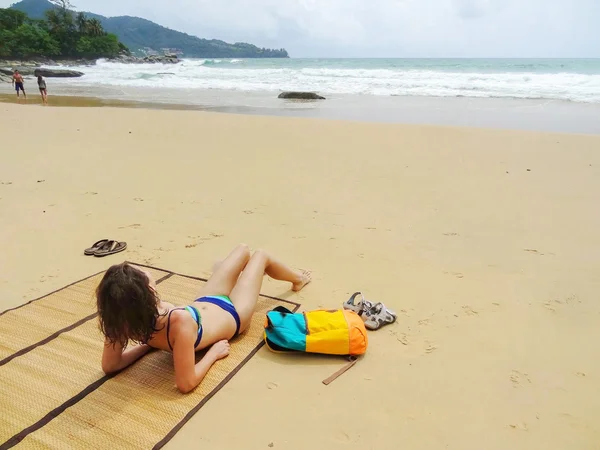 Bellissima donna in bikini sdraiata sulla spiaggia tropicale in Thailandia — Foto Stock