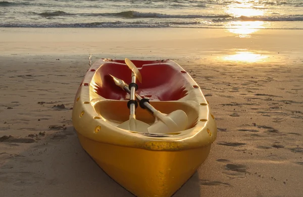 Kayaks barco en canoa en la playa durante la puesta del sol —  Fotos de Stock