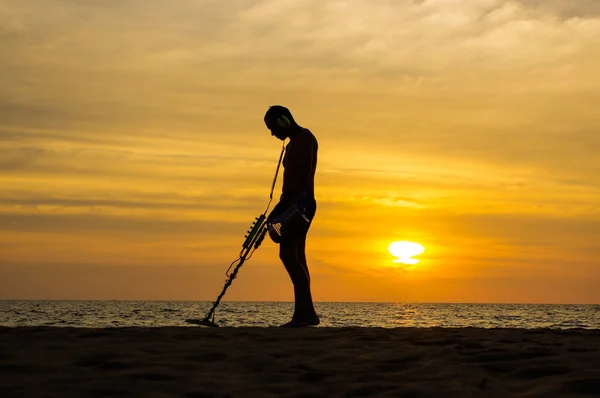 Metal dedektörü ile sunset bulvarında plaj Hazine Hunter