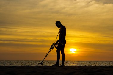 Metal dedektörü ile sunset bulvarında plaj Hazine Hunter