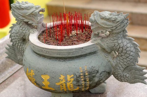 Penang, Malezya Çin Budizm tapınakta joss-stick tencerede yanan tütsü sopa