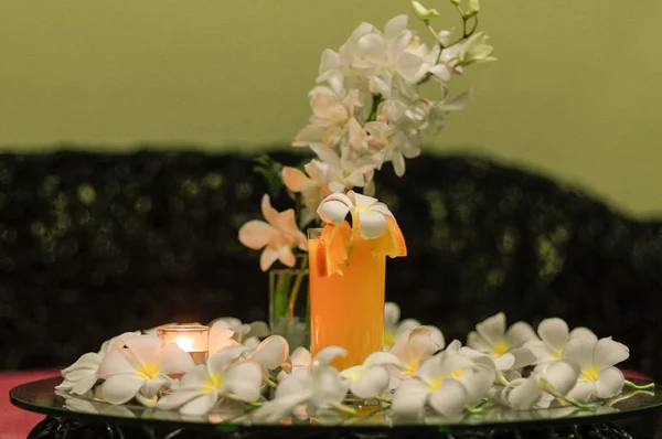 Jus d'orange frais fraîchement pressé avec des fleurs de Magnolia sur le th — Photo