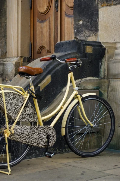 古い黄色い自転車の。ショックアブソーバーといつのレザーシート — ストック写真
