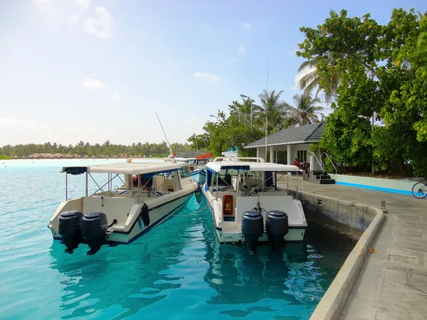 Beautiful beach with motor boats at Maldives island — Stock Photo, Image