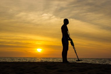 Metal dedektörü ile sunset bulvarında plaj Hazine Hunter