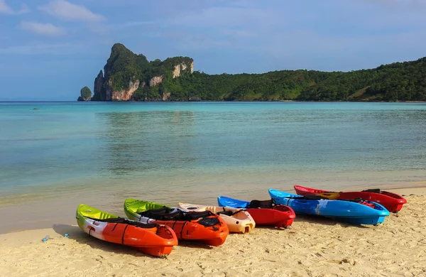 Barche in canoa kayak sulla spiaggia durante la giornata di sole — Foto Stock