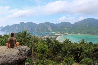 Yoga poz açık havada meditasyon oturan genç adam