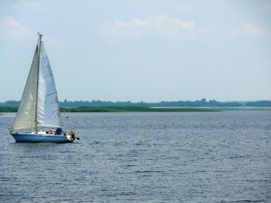 Yelkenli bir göl güneşli gün, Ukrayna