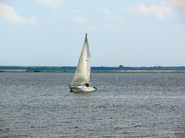 在湖在阳光明媚的日子，乌克兰的帆船 — 图库照片