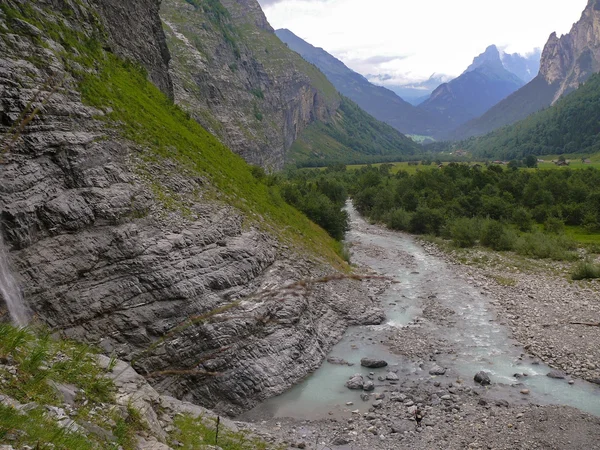 Ruisseau d'eau de montagne alpine dans le de la Suisse — Photo
