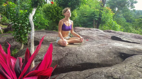 Yoga pose açık havada meditasyon oturan genç kadın